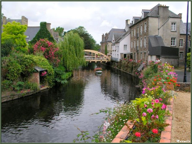 Pontrieux avec la traversée de la rivière Le Trieux (en fond le pont St Yves), Côte d'Armor (22)