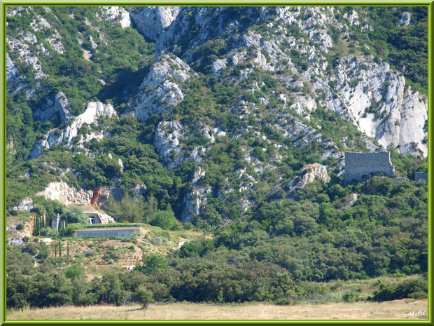 La cave souterraine du vignoble du Château Romanin à Saint Rémy de Provence, Alpilles (13), à gauche des ruines du château