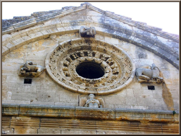 La chapelle Saint Gabriel à Saint Etienne du Grès dans les Alpilles (Bouches du Rhône) : l'ange Gabriel et l'aigle pour Jean, le lion pour Marc et le taureau pour Luc