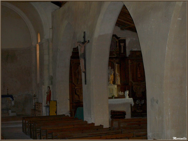 L'allée principale avec le Christ en bois, l'autel, la statue de Saint Jean l'Evangéliste, et l'autel de la Vierge avec son rétable du XVIIème siècle, église Saint Pierre de Mons à Belin-Beliet (Gironde) 