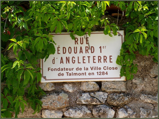 Panneau de rue au détour d'une ruelle à Talmont-sur-Gironde, Charente-Maritime