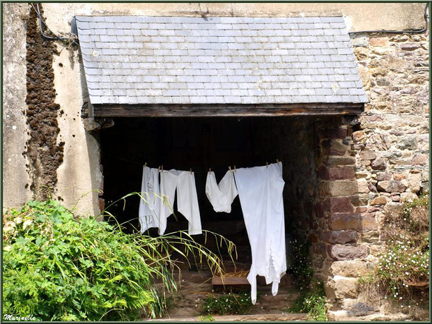 Lavoir et scène lavandière reconstituée sur Le Trieux, Pontrieux, Côte d'Armor (22)