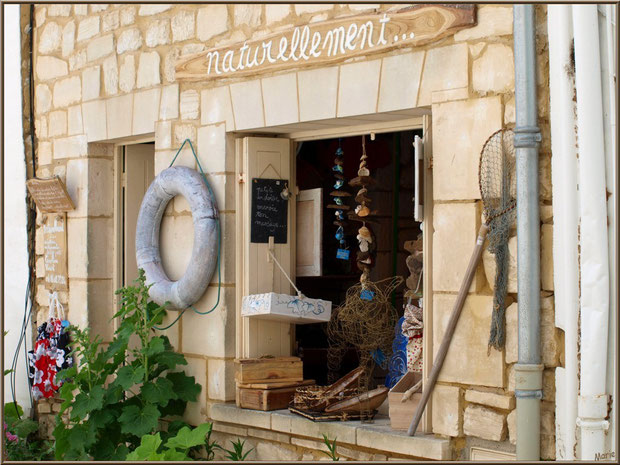 Fenêtre commerçante dans une ruelle à Talmont-sur-Gironde, Charente-Maritime