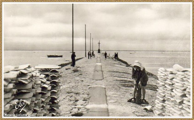 Gujan-Mestras autrefois : La Jetée du Christ avec une parqueuse et piles de tuiles, Port de Larros, Bassin d'Arcachon (carte postale, collection privée)