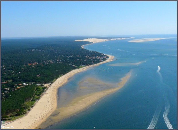 Une partie du Bassin d'Arcachon vu du ciel :  le rivage d'Arcachon avec Péreire et Le Moulleau puis Dune du Pyla 