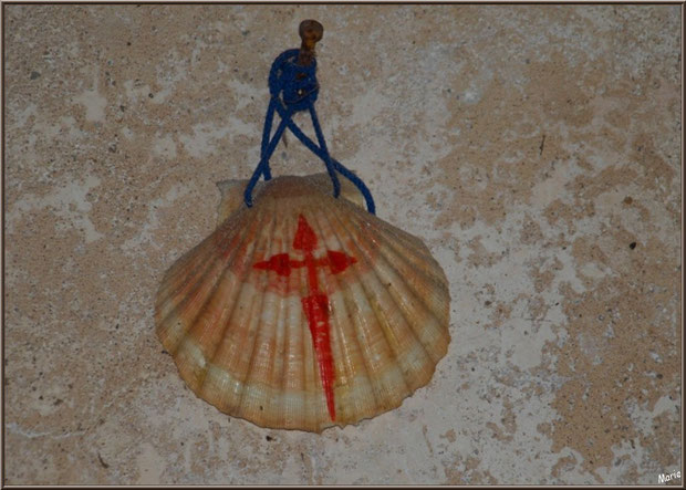 Eglise St Michel du Vieux Lugo à Lugos (Gironde) : coquille accrochée au mur par un pèlerin sur la route de St Jacques de compostelle