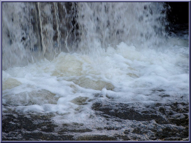 Cascade en sortie d'une des écluses sur le Canal des Landes au Parc de la Chêneraie à Gujan-Mestras (Bassin d'Arcachon)