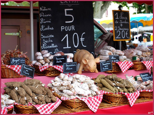 Marché de Provence, mardi matin à Vaison-la-Romaine, Haut Vaucluse (84), étal de saucissons