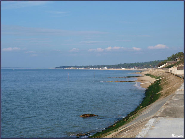 Vue sur le Bassin, la plage et, en toile de fond, Arcachon et son quartier du Moulleau, depuis la jetée à La Corniche à Pyla-sur-Mer, Bassin d'Arcachon (33)