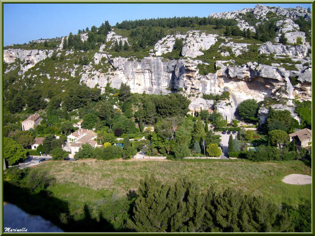 Vue panoramique sur les Alpilles et le village en contrebas depuis la cité des Baux-de-Provence, Alpilles (13) 