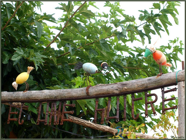 Décoration d'une entrée dégustation d'huîtres avec des oiseaux fabriqués avec des bouchons et flotteurs de pêche, Village de L'Herbe, Bassin d'Arcachon (33)