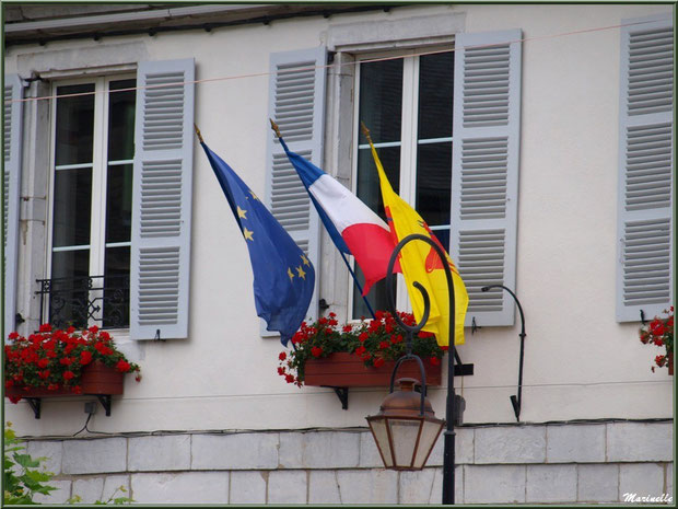 Et flottent au vent les drapeaux à l'une des fenêtres de la Mairie du village de Laruns, Vallée d'Ossau (64)