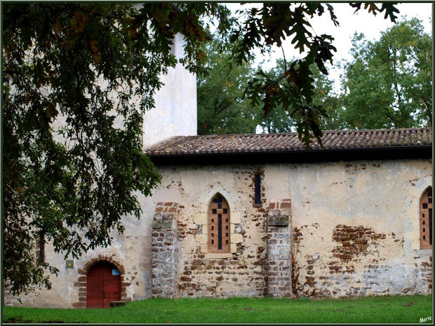 Eglise St Michel du Vieux Lugo : façade Sud, l'entrée et son clocher à Lugos, Gironde