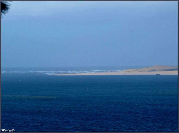 La pointe du Cap Ferret entre Bassin et Océan Atlantique vue depuis La Corniche à Pyla-sur-Mer, Bassin d'Arcachon (33)