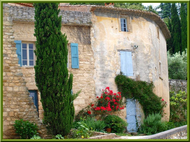 Jolie bâtisse dans ruelle au bas du château dans le village d'Oppède-le-Vieux, Lubéron (84)