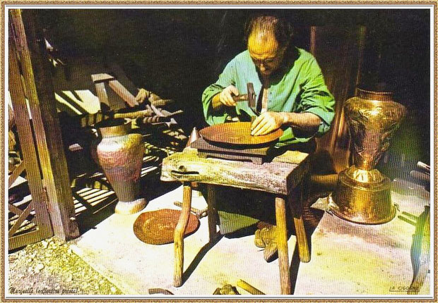 Gujan-Mestras autrefois : Atelier du dinandier au Village Médiéval d'Artisanat d'Art de La Hume, Bassin d'Arcachon (carte postale, collection privée)