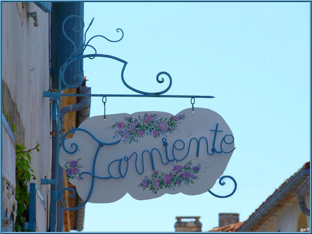 Jolie enseigne commerçante dans une ruelle à Talmont-sur-Gironde, Charente-Maritime
