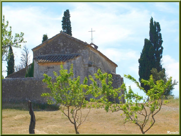 La chapelle Sainte Sixte avec ses cyprès et amandiers à la sortie du village d'Eygalières dans les Alpilles, Bouches du Rhône