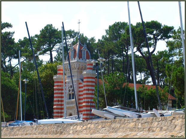 Chapelle Algérienne vue depuis la plage en contrebas de la jetée, Village de L'Herbe, Bassin d'Arcachon (33)