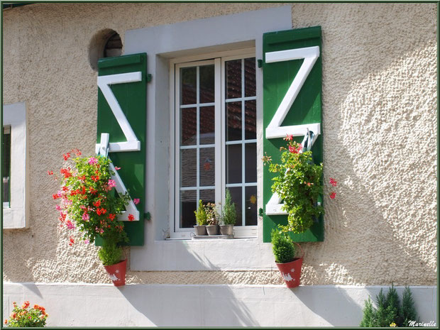 Fenêtre fleurie d'un des restaurants en bordure de la route traversant le hameau de Gabas, Vallée d'Ossau (64)