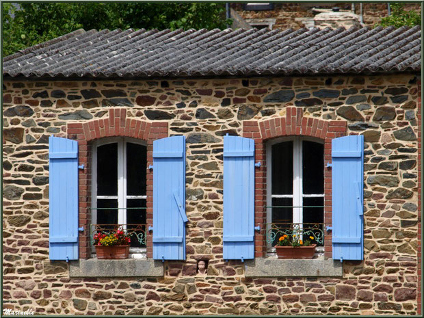 Habitation au-dessus d'un lavoir en bordure du Trieux, Pontrieux, Côte d'Armor (22) 