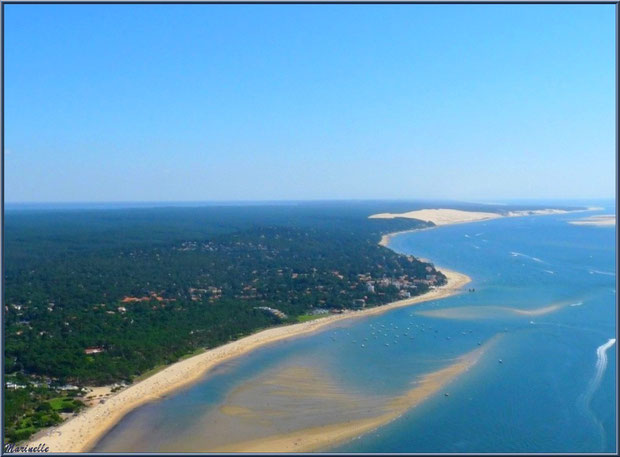 Le Bassin et le rivage d'Arcachon avec ses quartiers Péreire et Le Moulleau puis, en fond, la Corniche du Pyla et la Dune du Pyla avec en face le Banc d'Arguin, Bassin d'Arcachon (33) vu du ciel