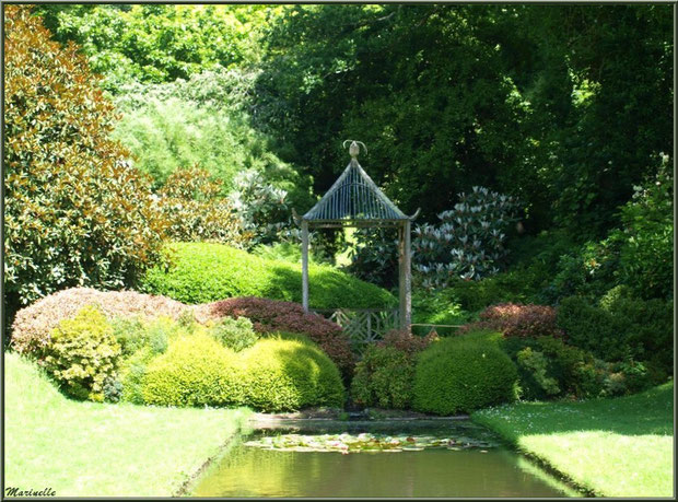 Le Canal avec son bassin, sa pagode et sa végétation luxuriante - Les Jardins du Kerdalo à Trédarzec, Côtes d'Armor (22)  