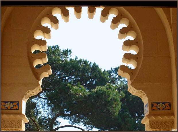 Chapelle Algérienne, vue sur l'extérieur depuis le porche de l'entrée, Village de L'Herbe, Bassin d'Arcachon (33)