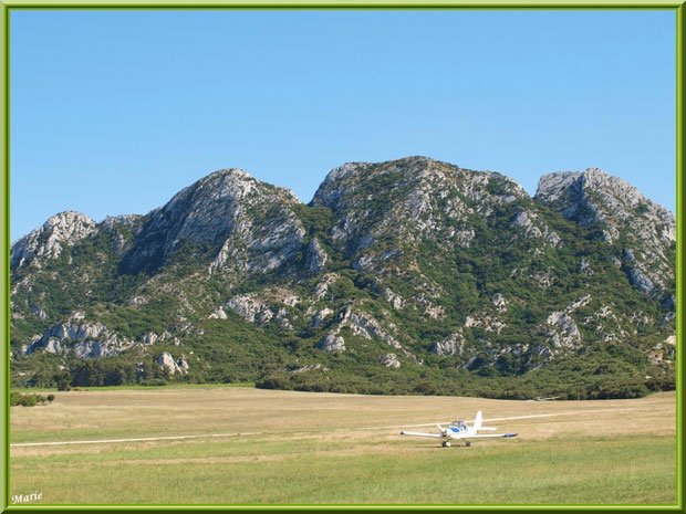 Un avion au décollage sur la piste de l'aérodrome de Romanin avec les Alpilles pour décor à Saint Rémy de Provence (13)