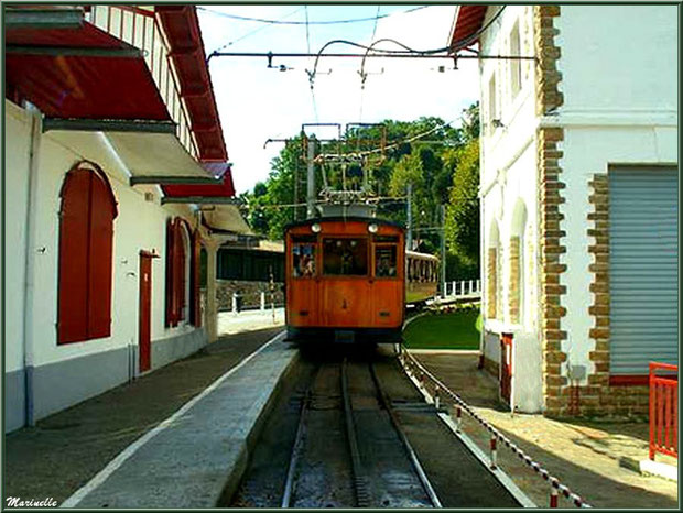 Le petit train à crémaillère de Sare arrive en gare, Pays Basque français