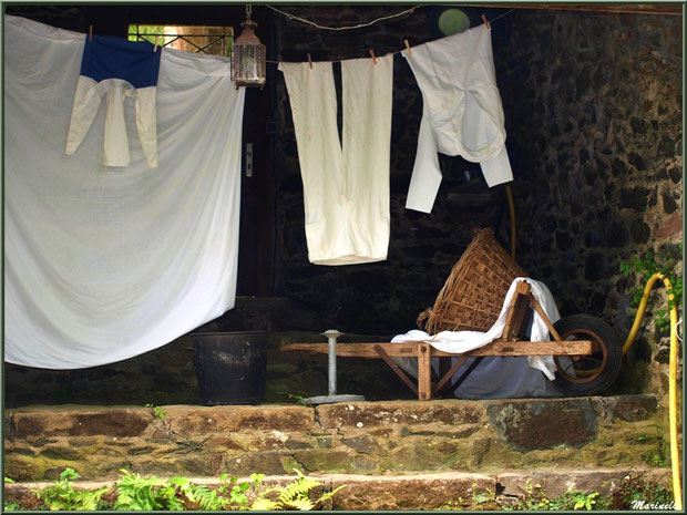 Lavoir et scène lavandière reconstituée sur Le Trieux, Pontrieux, Côte d'Armor (22) 