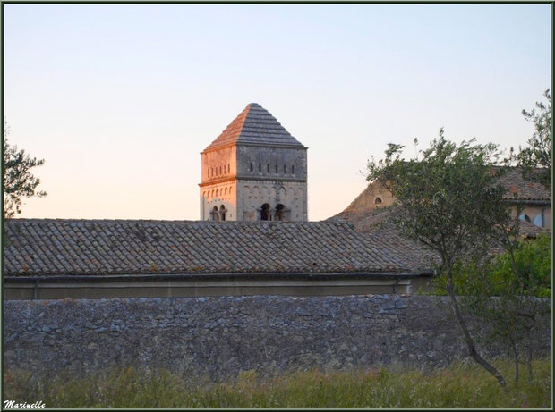 Le monastère de Saint Paul de Mausole à Saint Rémy de Provence (Alpilles - 13) vu depuis le chemin qui le borde