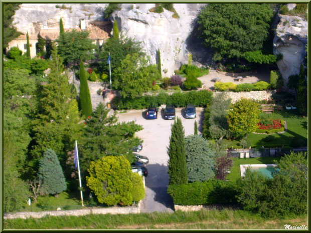 Vue panoramique sur l'illustre hôtel-restaurant "Oustaou de Baumanière" dans le village en contrebas depuis la cité des Baux-de-Provence, Alpilles (13) 