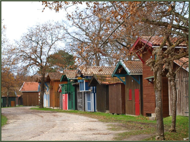 Alignement de cabanes colorées au port de Biganos, Bassin d'Arcachon