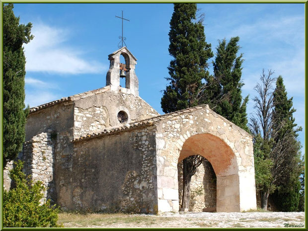 La chapelle Sainte Sixte à la sortie du village d'Eygalières dans les Alpilles (Bouches du Rhône)