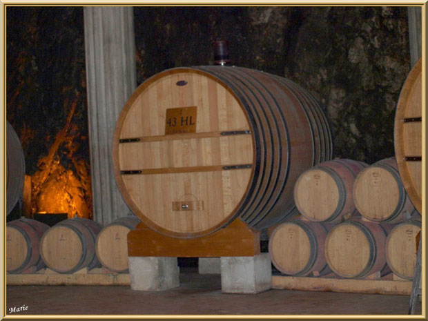 Barriques dans la cave souterraine du Château Romanin à Saint Rémy de Provence, Alpilles (13)