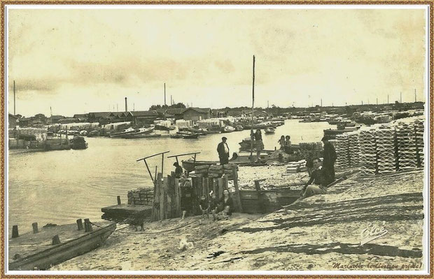 Gujan-Mestras autrefois : Port de Larros avec sa petite plage, côté darse principale, en bas de la Jetée du Christ, Bassin d'Arcachon (carte postale, collection privée) 