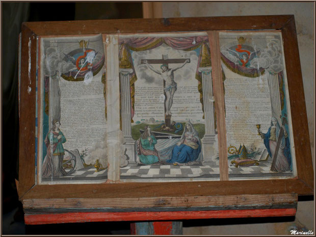 Pages d'une bible ancienne à l'autel de la Vierge, église Saint Pierre de Mons à Belin-Beliet (Gironde)  