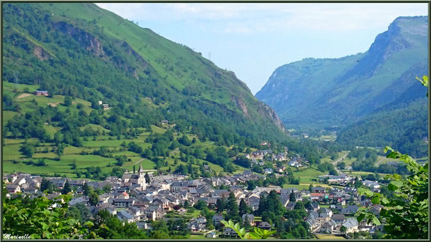 Panorama sur Laruns et la vallée du haut du promontoire de la Vierge Notre Dame du Hourat, village de Laruns, Pyrénées (64) 