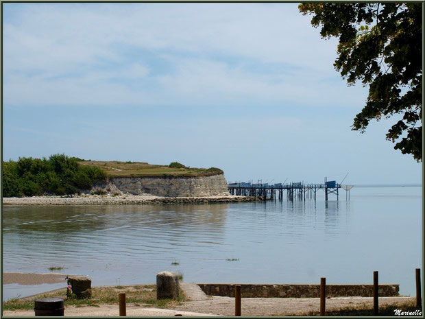 Les falaises du Caillaud et ses carrelets à ponton vus depuis Talmont-sur-Gironde, Charente-Maritime