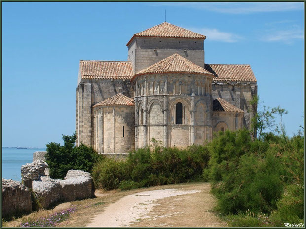 Eglise Sainte Radegonde à Talmont-sur-Gironde en longeant la Promenade des Remparts, Charente-Maritime