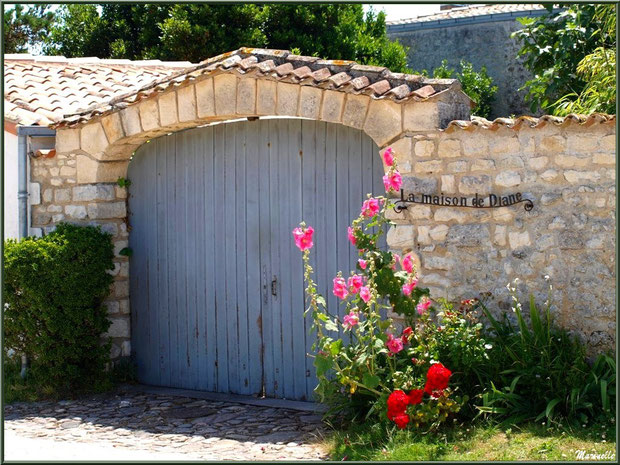 Entrée fleurie à Talmont-sur-Gironde, Charente-Maritime