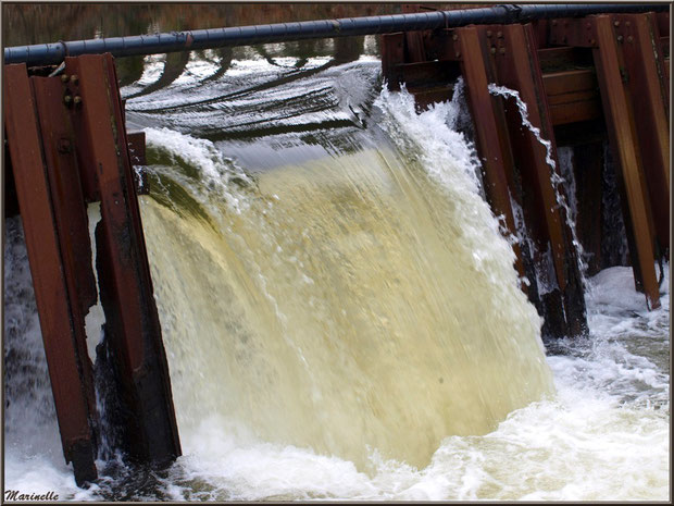 Une des écluses et sa cascade sur le Canal des Landes au Parc de la Chêneraie à Gujan-Mestras (Bassin d'Arcachon)