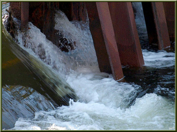 Une des écluses et sa cascade sur le Canal des Landes au Parc de la Chêneraie à Gujan-Mestras (Bassin d'Arcachon)