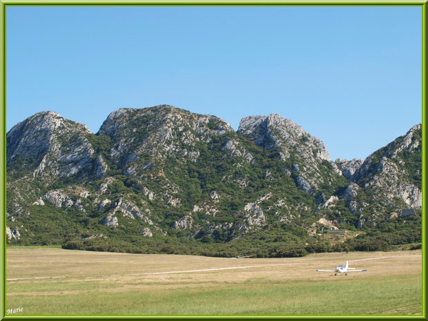 Un avion au décollage sur la piste de l'aérodrome de Romanin avec les Alpilles pour décor à Saint Rémy de Provence (13)