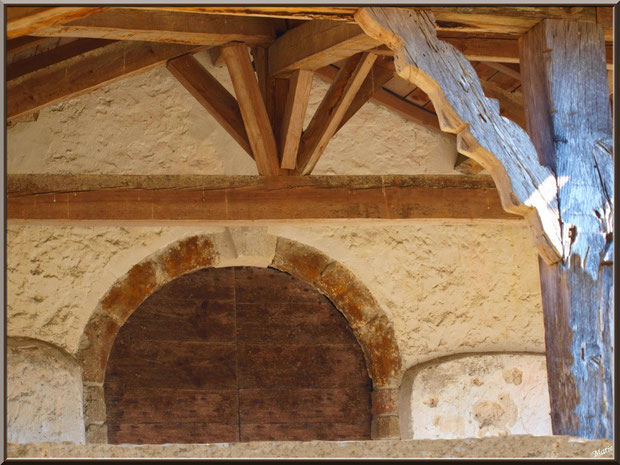 Le porche et le haut de la porte d'entrée de la chapelle Saint-Roch à Saugnacq-et-Muret (40)