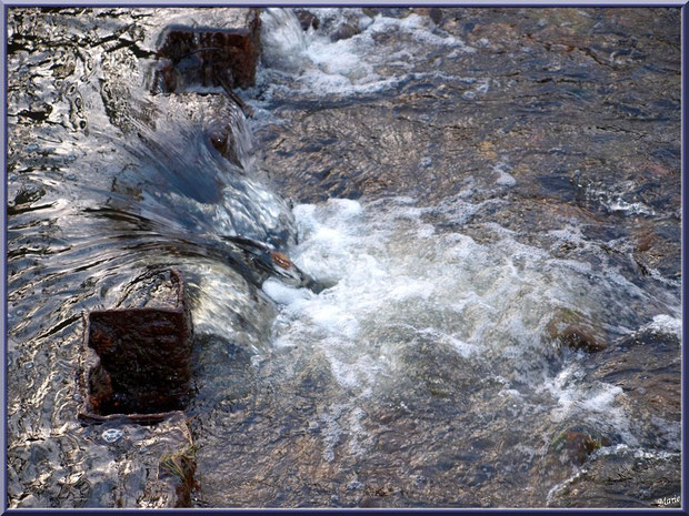 Eau bouillonnante en sortie d'une écluse sur le Canal des Landes au Parc de la Chêneraie à Gujan-Mestras (Bassin d'Arcachon)