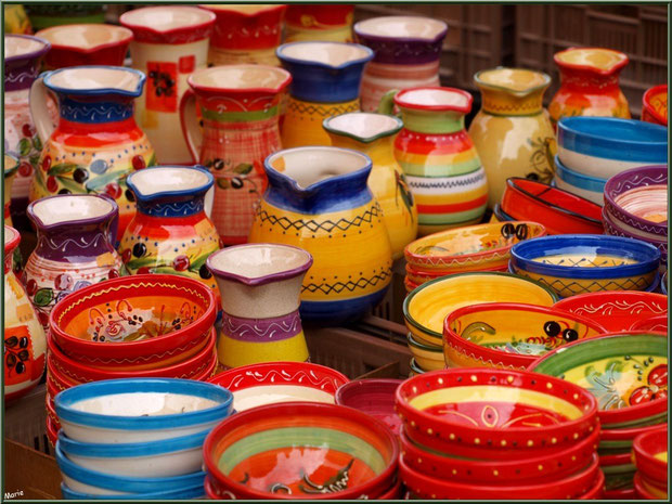 Marché de Provence, mardi matin à Vaison-la-Romaine, Haut Vaucluse (84), étal de céramiques du Crestet