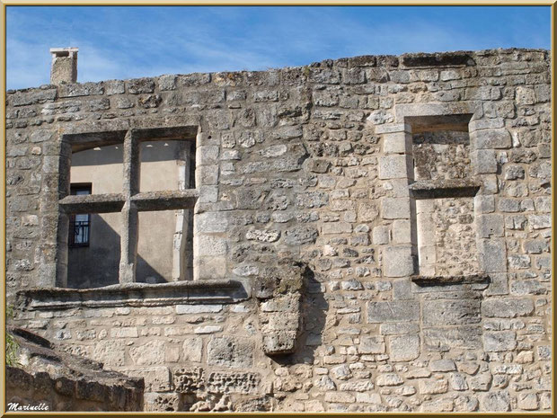 Vestiges d'une bâtisse avec fenêtre à meneaux,  Baux-de-Provence, Alpilles (13)