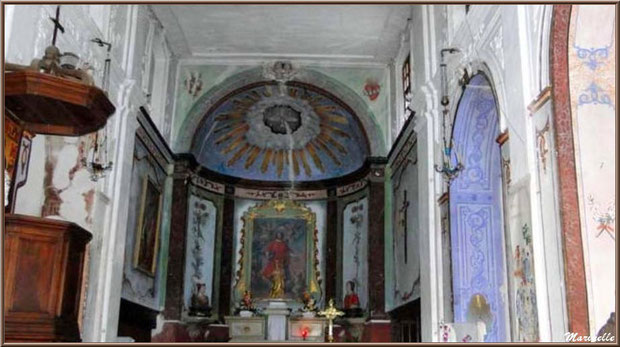 Intérieur de l'église romane Saint Romain, village du Lioux, Lubéron (84)